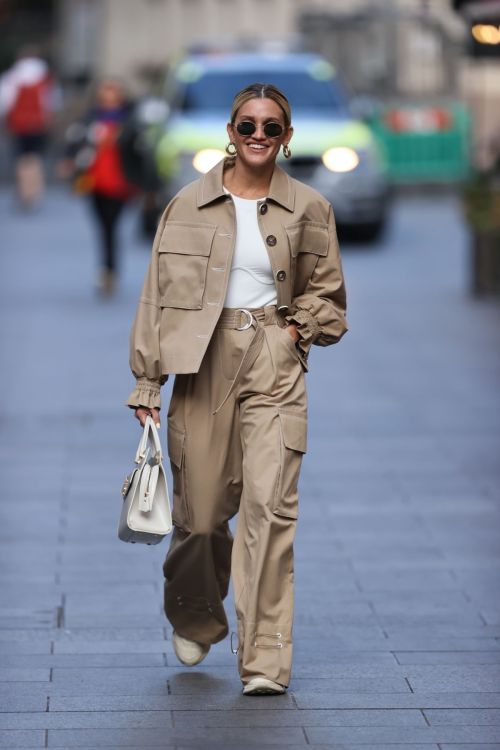 Ashley Roberts Arrives at Global Studios in London 2020/09/24 3