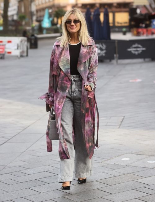 Ashley Roberts Arrives at Heart Radio in London 2020/09/23 5