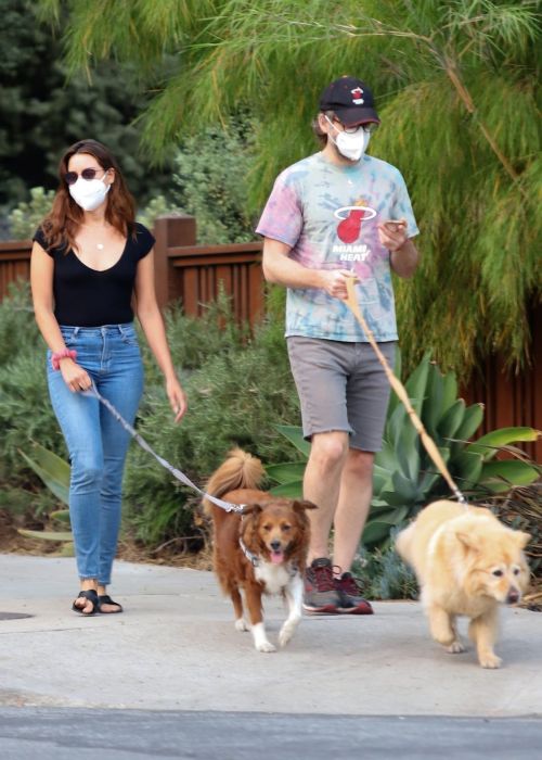 Aubrey Plaza and Jeff Baena Out with Her Dogs in Los Angeles 2020/07/19 1