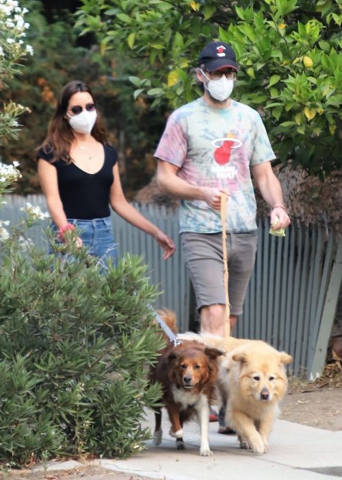 Aubrey Plaza and Jeff Baena Out with Her Dogs in Los Angeles 2020/07/19 4