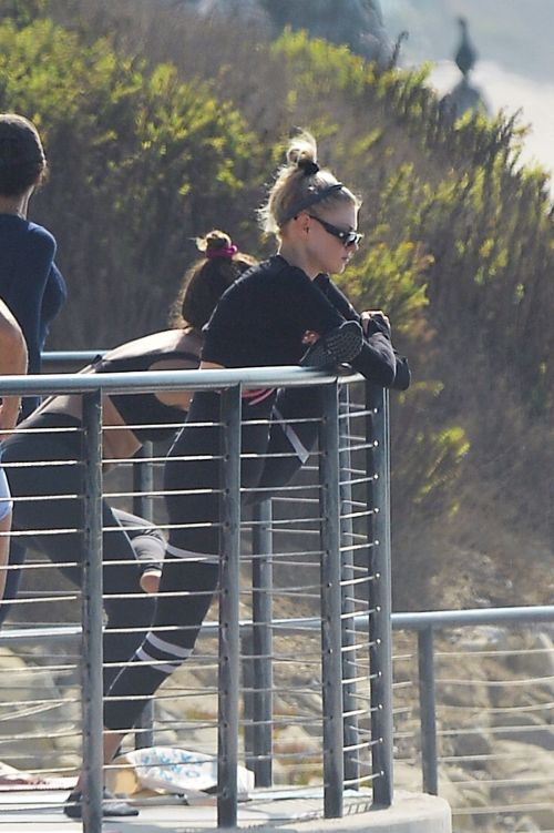 Charlotte McKinney Doing Yoga with Friends at a Beach in Malibu 2020/09/23 4