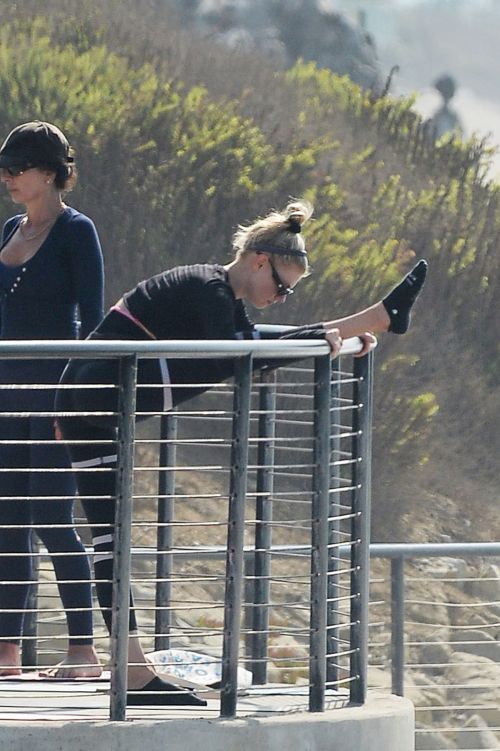 Charlotte McKinney Doing Yoga with Friends at a Beach in Malibu 2020/09/23 7