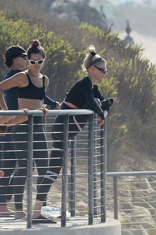 Charlotte McKinney Doing Yoga with Friends at a Beach in Malibu 2020/09/23 8