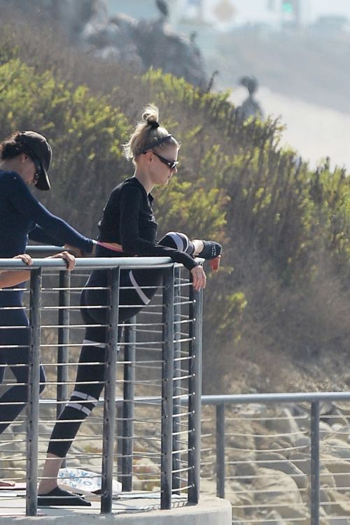 Charlotte McKinney Doing Yoga with Friends at a Beach in Malibu 2020/09/23 9