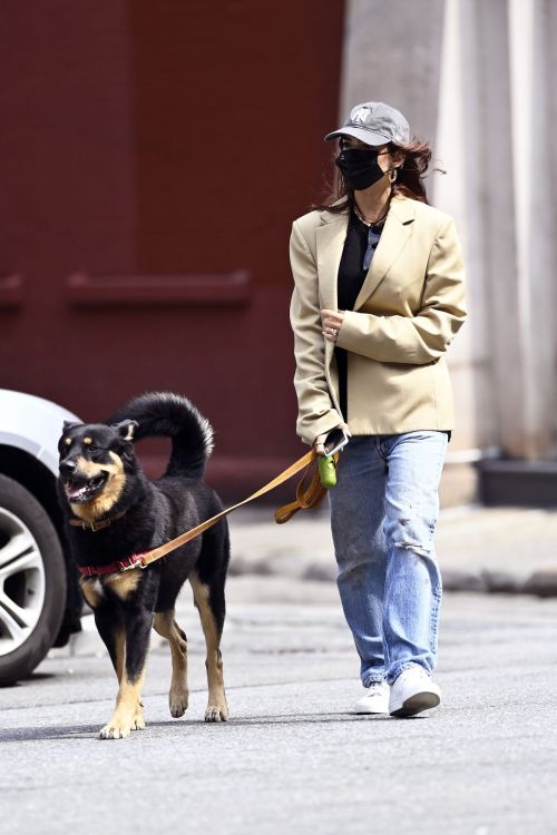 Emily Ratajkowski Out with Her Dog in New York 2020/09/18 2