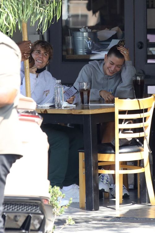 Hailey and Justin Bieber Out for Breakfast After a Workout in West Hollywood 2020/09/23 9