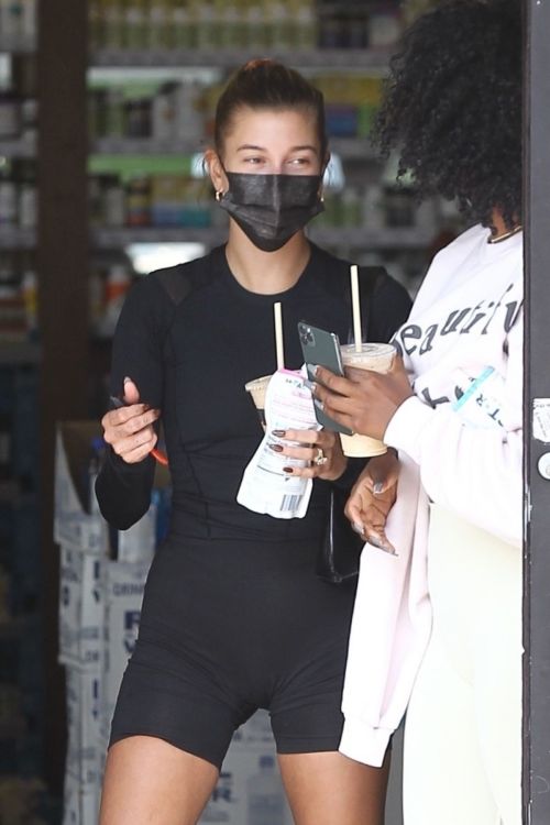 Hailey Bieber and Justine Skye Out for Juice after a Workout in Los Angeles 2020/09/21 4