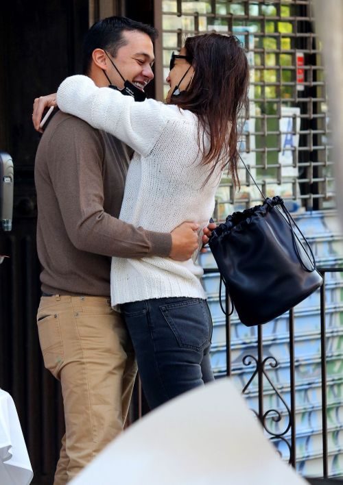 Katie Holmes and Emilio Vitolo Jr. Kissing Outside His Restaurant in New York 2020/09/18 1