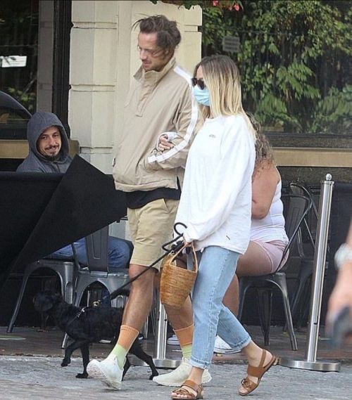 Margot Robbie and Tom Ackerley Out with Their Dog in London 2020/09/19 1