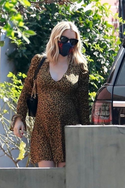 Pregnant Emma Roberts at Starbucks in Los Feliz 2020/09/19 6