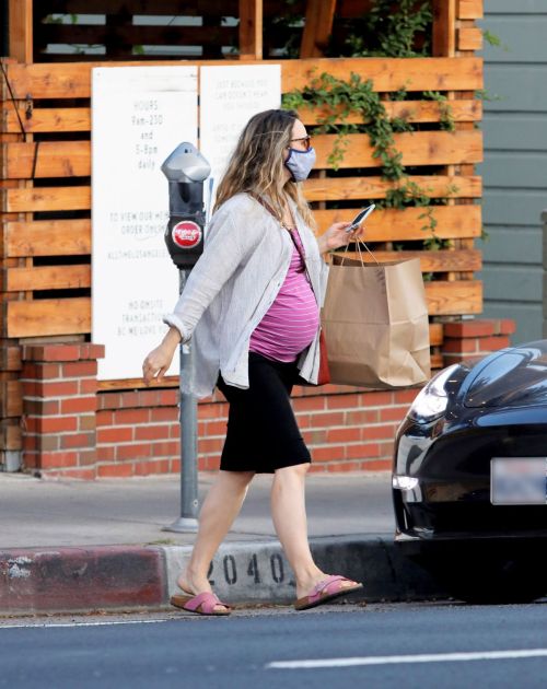 Pregnant Rachel McAdams Out for Takeout Food in Los Angeles 2020/09/17 2