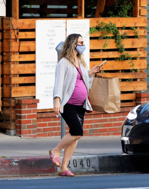 Pregnant Rachel McAdams Out for Takeout Food in Los Angeles 2020/09/17 5