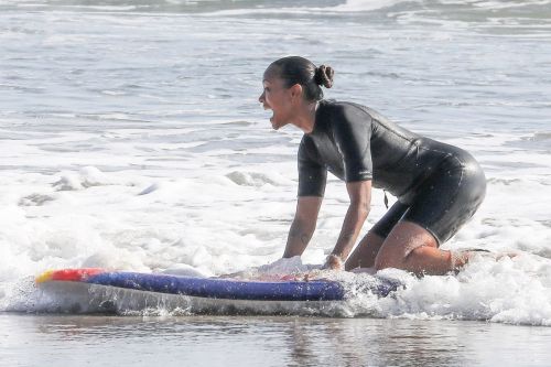 Zoe Saldana in Wetsuit at Surf Session in Malibu 2020/09/20 1