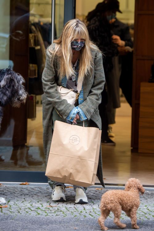 American German Model Heidi Klum Out Shopping in Berlin 2020/10/24 8