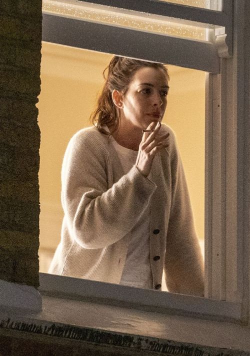 Anne Hathaway on the Set of Lockdown in London 2020/09/27 4