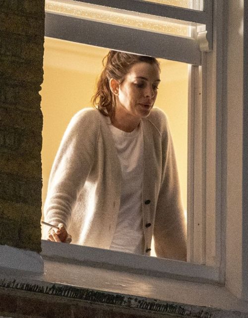 Anne Hathaway on the Set of Lockdown in London 2020/09/27 5