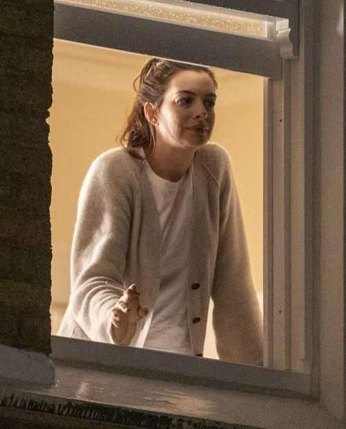 Anne Hathaway on the Set of Lockdown in London 2020/09/27 7