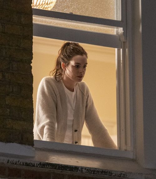 Anne Hathaway on the Set of Lockdown in London 2020/09/27 9