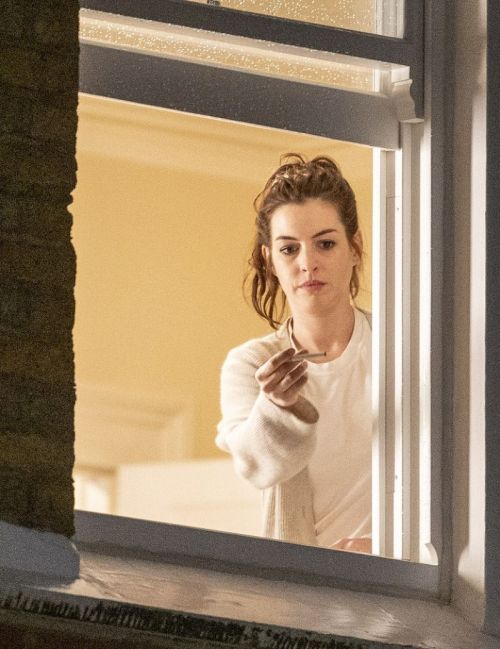 Anne Hathaway on the Set of Lockdown in London 2020/09/27 10