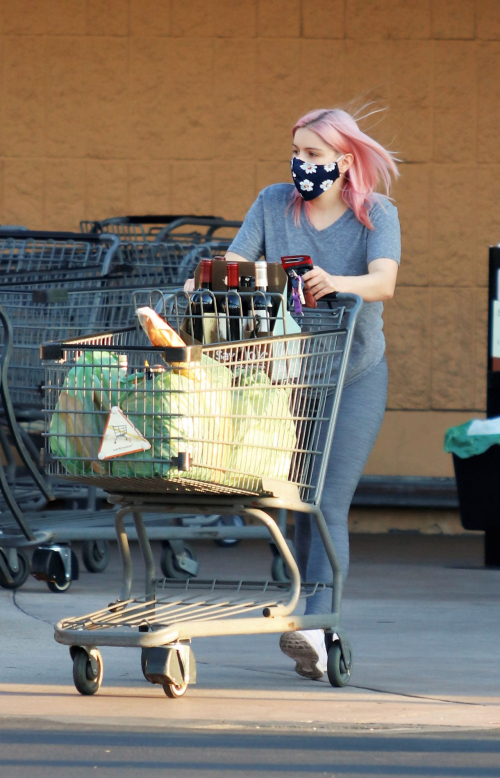 Ariel Winter Out Shopping in Los Angeles 2020/09/25 11