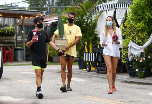 Candice Swanepoel Out with Friends in Miami Beach 2020/10/25