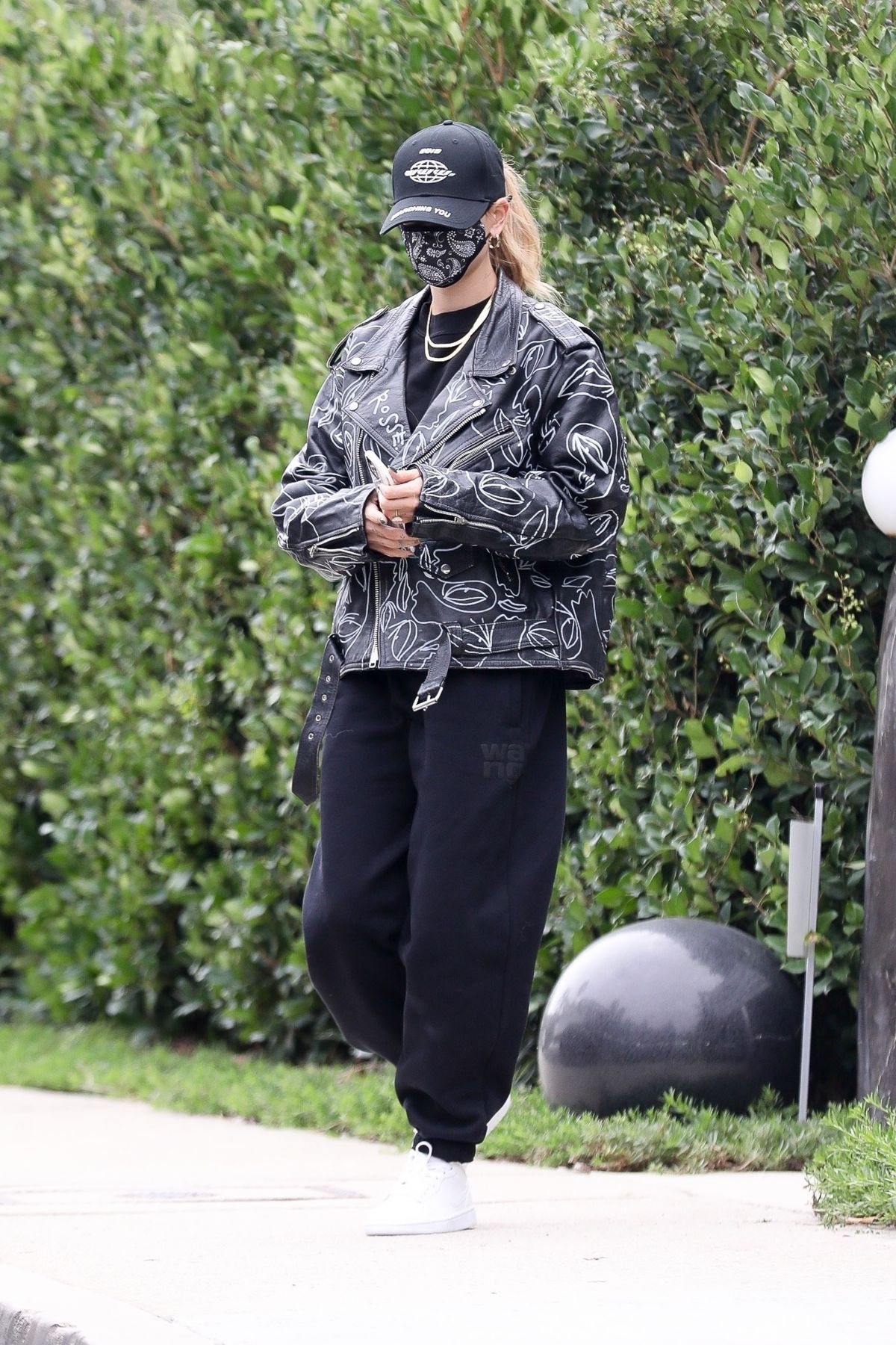 Hailey Rhode Bieber Leaves a Friend's House in Beverly Hills 2020/10/24
