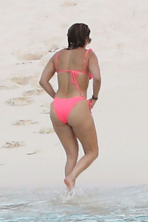 Jennifer Lopez in Bikini at a Beach in Turk and Caicos 2020/09/19 1