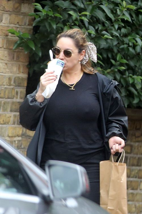 Kelly Brook Out with Her Dog in Hampstead 2020/10/22 2