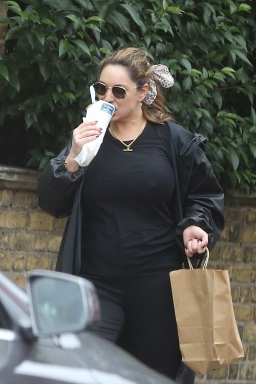 Kelly Brook Out with Her Dog in Hampstead 2020/10/22 5