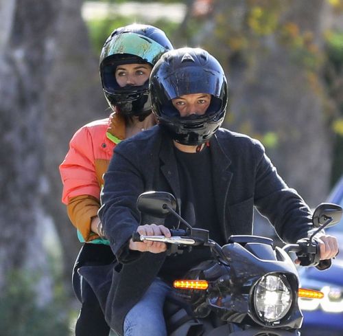 Ana de Armas and Ben Affleck Out Driving on Electric Harley Davidson in Brentwood 2020/11/27 4