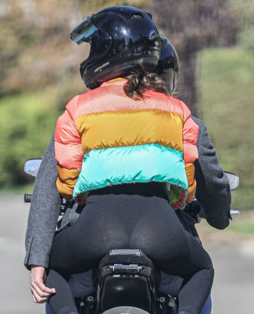 Ana de Armas and Ben Affleck Out Driving on Electric Harley Davidson in Brentwood 2020/11/27 6