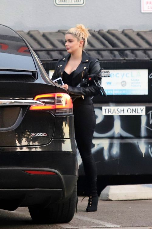 Ariel Winter All in Black Out in Los Angeles 2020/16/11 3