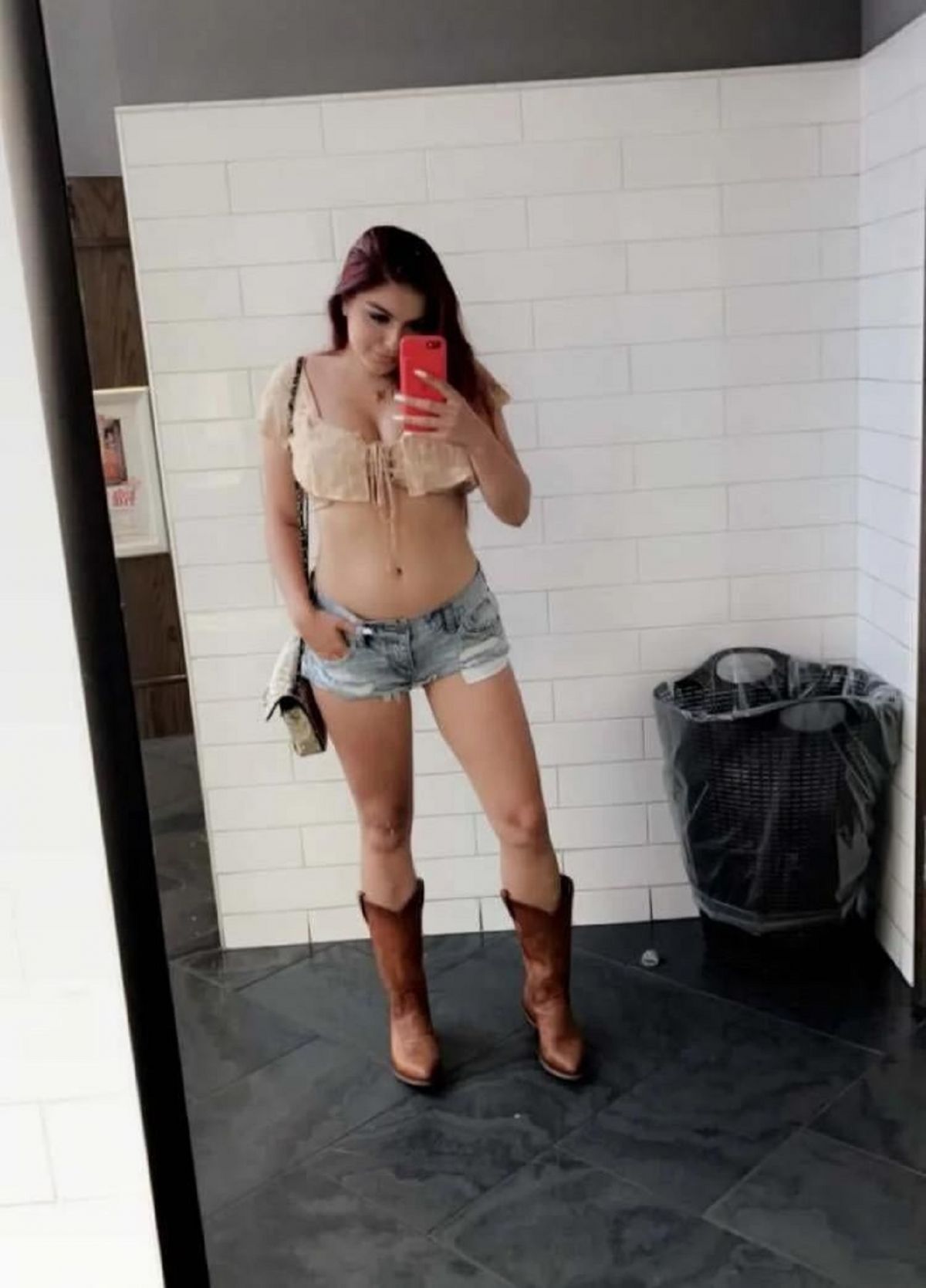 Ariel Winter Shares Selfie Photos in Instagram 2020/11/26