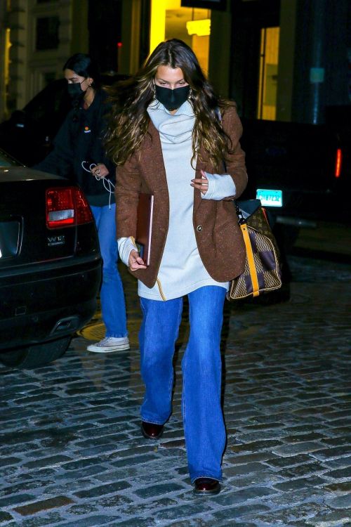 Bella Hadid Arrives at Her Apartment in New York 2020/10/29 2