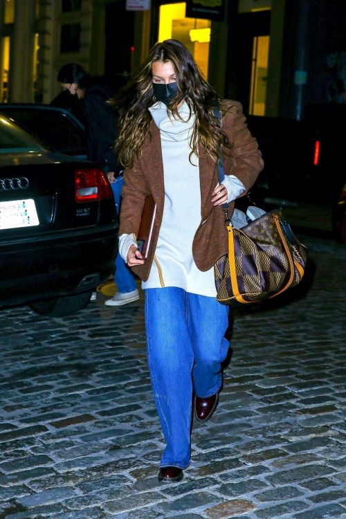 Bella Hadid Arrives at Her Apartment in New York 2020/10/29 3