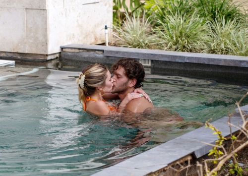 Delilah Hamlin in Bikini and with her boyfriend Eyal Booker at a Pool in Mexico 2020/11/23