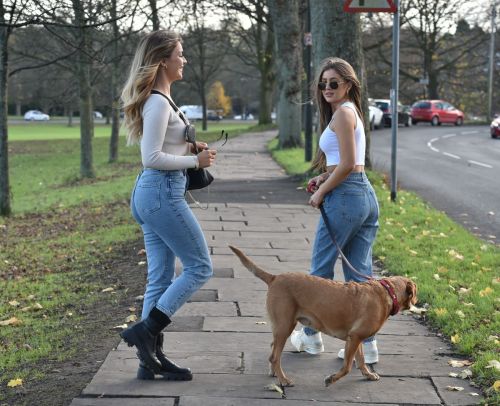 Georgia Steel and Maria Wild walks with her dog out in London 2020/11/23 3