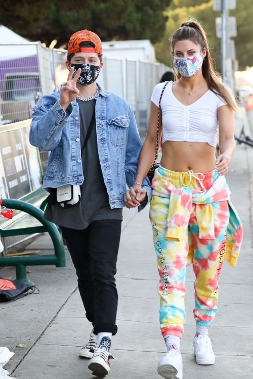 Hannah Stocking Out with her friend in Los Angeles 2020/11/22 3