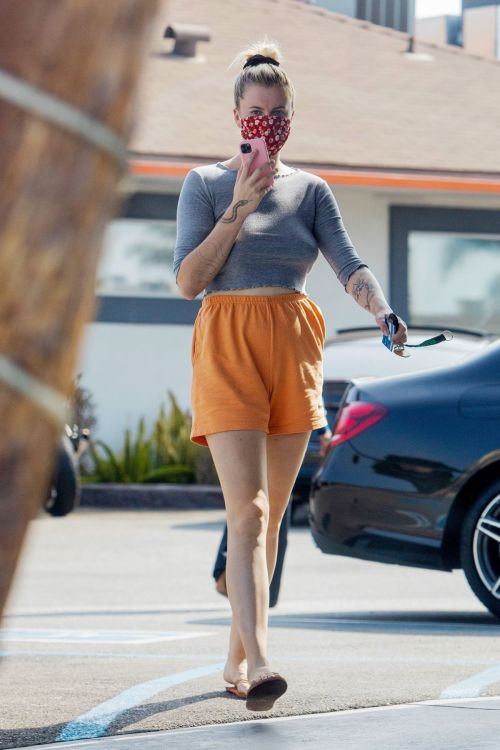 Ireland Baldwin in Orange Shorts at Que Ricos Tacos in Los Angeles 2020/10/21 5