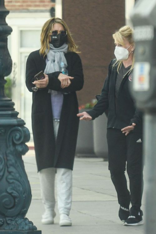 Jennifer Aniston Leaves a Physical Therapy Appointment in Beverly Hills 2020/10/21