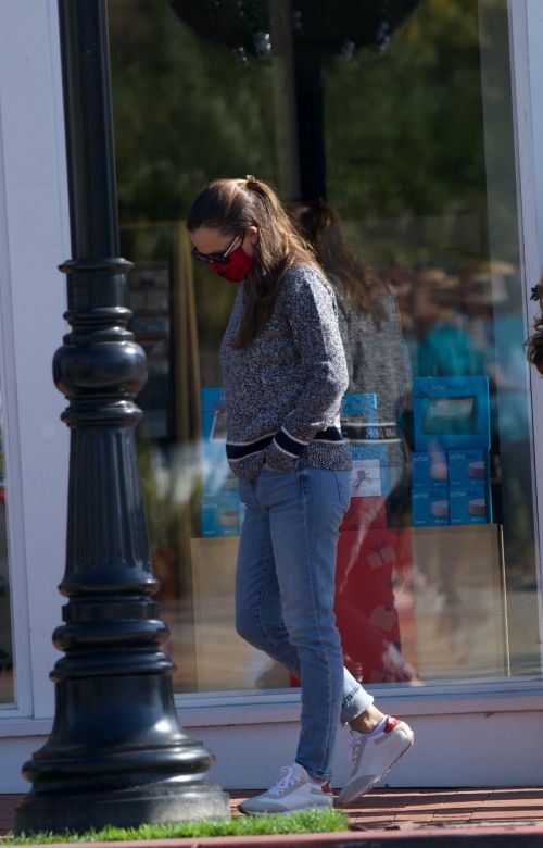 Jennifer Garner in Denim Out Shopping in Brentwood 2020/11/22