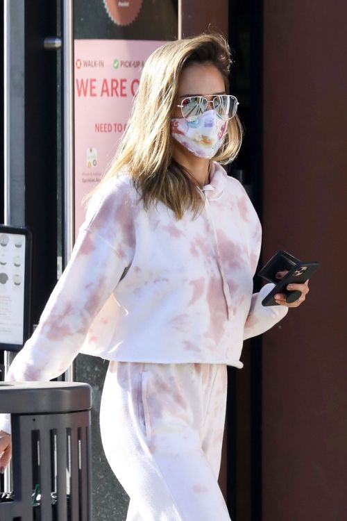 Jessica Alba Out for Food and Juice to go in Los Angeles 2020/11/22 9