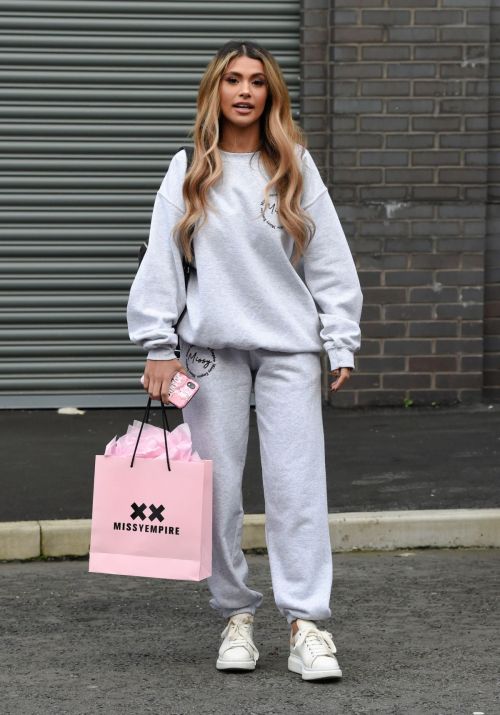 Joanna Chimonides in Grey Sweatshirt with Pants Out in Manchester 2020/11/27 8