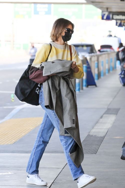 Kaia Gerber in Denim Arrives at Los Angeles International Airport 2020/11/23 4