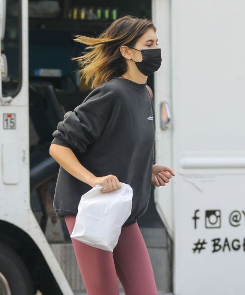 Kaia Gerber in Sweatshirt with Tights Out and About in Malibu 2020/10/21 6