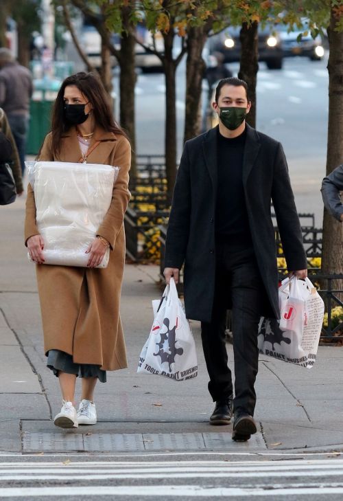 Katie Holmes and Emilio Vitolo Out Shopping in New York 2020/11/16 2