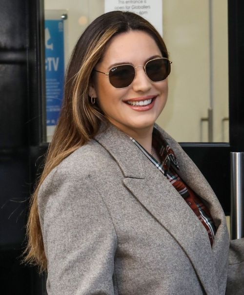 Kelly Brook seen Long Coat Arrives at Global Studios in London 2020/11/26 2