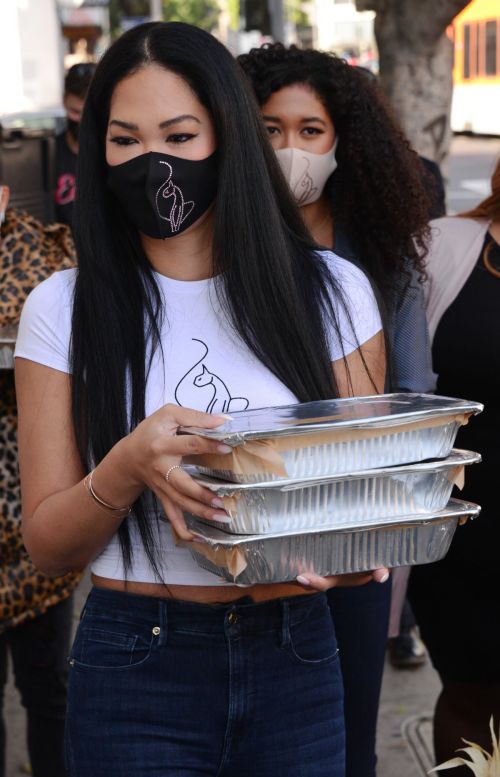 Kimora Lee Simmons Gives Thanksgiving Meals to Homeless in Los Angeles 2020/11/24 1