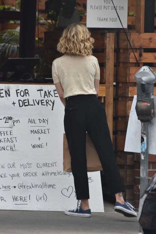 Kyra Sedgwick Picks Up Lunch in Los Feliz 2020/10/21