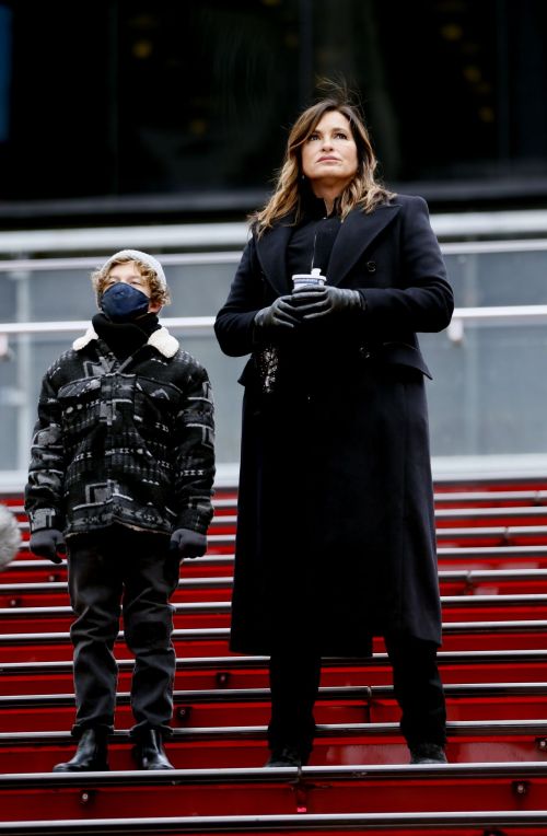 Mariska Hargitay on the set of Law & Order: Special Victims Unit in New York 2020/11/22 1